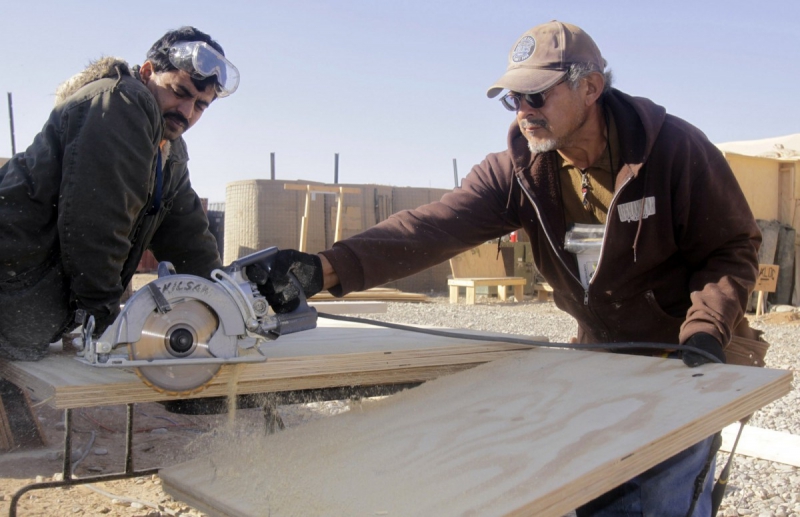 charpentier-ST CYR SUR MER-min_men_working_construction_sawing_wood_building_marines_workers_equipment-1064481