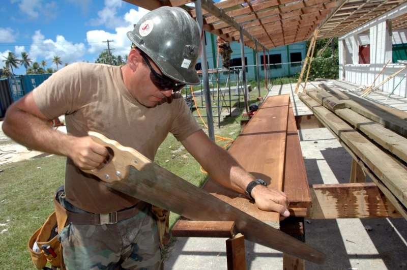 charpentier-ST CYR SUR MER-min_worker_construction_building_carpenter_male_job_build_helmet-893290